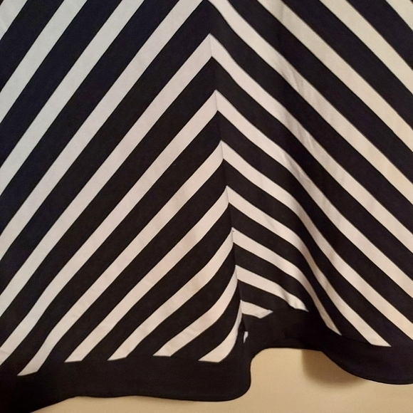 White/Black med stripes dress black and white black trim on bottom - Picture 3 of 9
